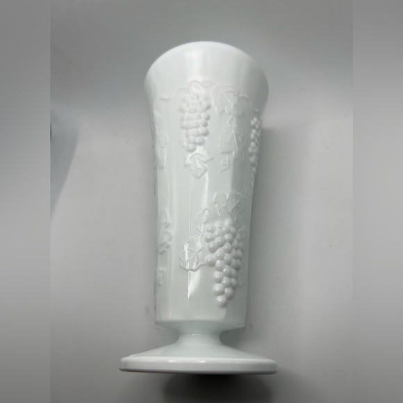 Vintage milk glass grapevine pattern vase. - Picture 11 of 11
